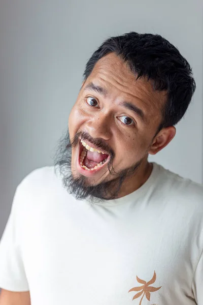 Enojado Bigote Artista Hombre Emoción Facial Cara Sobre Fondo Blanco —  Fotos de Stock