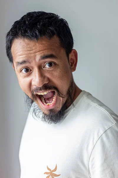 Enojado Bigote Artista Hombre Emoción Facial Cara Sobre Fondo Blanco —  Fotos de Stock