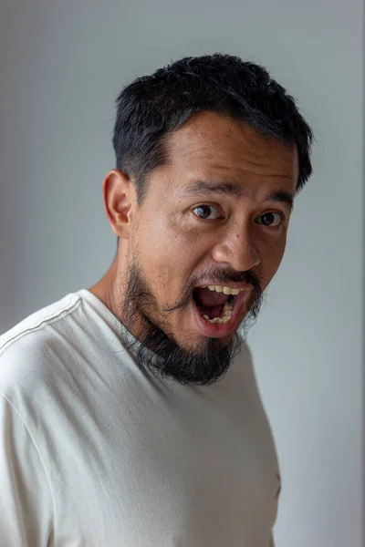 Kızgın Bıyık Sanatçısı Beyaz Arka Planda Duygusal Yüz Ifadesi — Stok fotoğraf