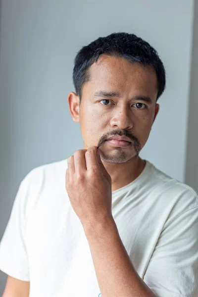 Inteligente Asiático Bigote Hombre Pensamiento Algo Belleza Arte Moda Blanco —  Fotos de Stock