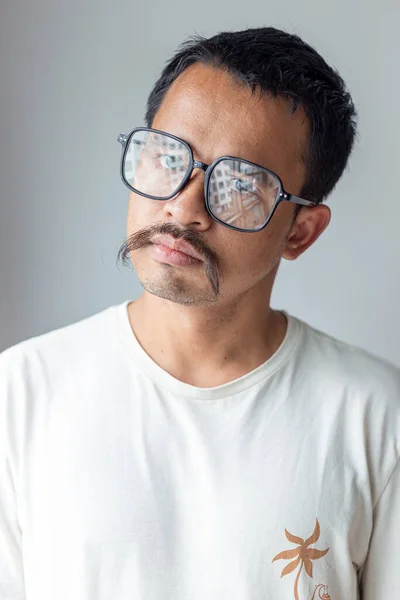 Umělec Knírek Muž Obličeje Nosit Brýle Naštvaný Pohyb Bílém Pozadí — Stock fotografie