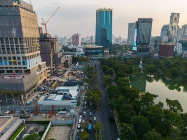 Yeşil ağaç parkı Bangkok Tayland 'la şehir yolunda hava manzaralı bir trabsport.