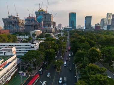 Yeşil ağaç parkı Bangkok Tayland 'la şehir yolunda hava manzaralı bir trabsport.