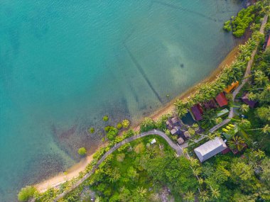 Hava manzaralı deniz plajı sükuneti. Turkuaz su, yaz tatili arka planında.