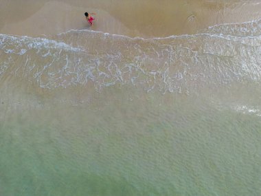 Beyaz kumsal deniz dalgası turkuvaz su yaz tatili konsepti hava manzarası