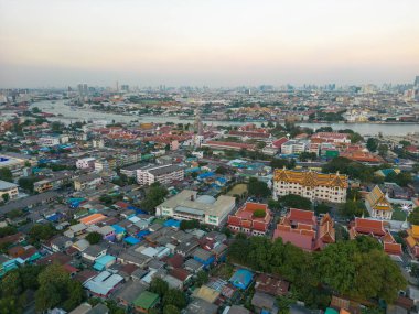 Bangkok 'un hava manzaralı Budist tapınağı nehir batımında gökyüzü Tayland' ı geziyor.