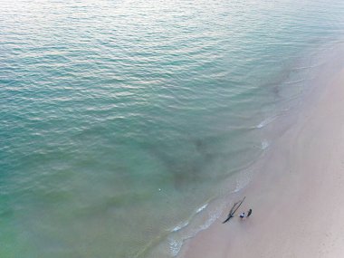 Beyaz kumsal deniz dalgası turkuvaz su yaz tatili konsepti hava manzarası