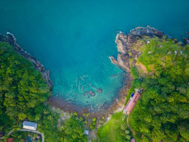 Hava manzaralı deniz plajı sükuneti. Turkuaz su, yaz tatili arka planında.