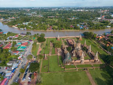 Wat Chaiwatthanaram Yeşil Çim Parkı 'nda, Ayutthaya, Tayland' da Chao Phraya nehri ile ünlü harabe tapınağında hava manzaralı akşam gün batımı.