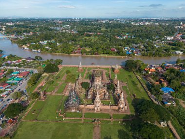 Wat Chaiwatthanaram Yeşil Çim Parkı 'nda, Ayutthaya, Tayland' da Chao Phraya nehri ile ünlü harabe tapınağında hava manzaralı akşam gün batımı.