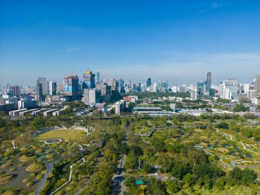 Şehir manzaralı yeşil orman parkı modern ofis binası Benjakitti Park Bangkok Tayland