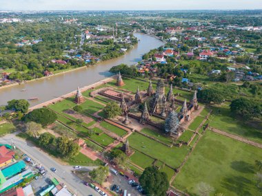 Wat Chaiwatthanaram Yeşil Çim Parkı 'nda, Ayutthaya, Tayland' da Chao Phraya nehri ile ünlü harabe tapınağında hava manzaralı akşam gün batımı.