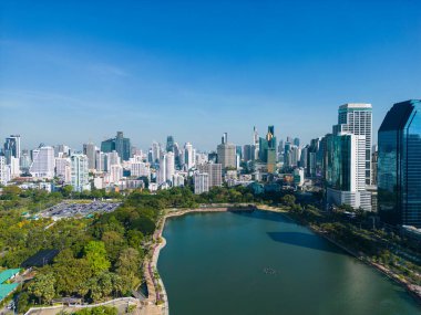 Şehir manzaralı yeşil orman parkı modern ofis binası Benjakitti Park Bangkok Tayland