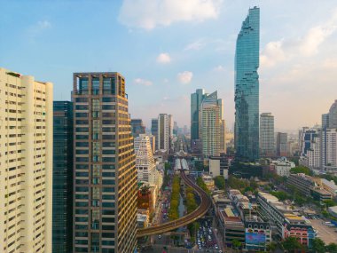 Mahanakorn binası ile birlikte Bangkok şehir merkezindeki Silom 'da hava manzaralı şehir binası..