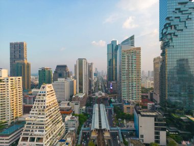 Mahanakorn binası ile birlikte Bangkok şehir merkezindeki Silom 'da hava manzaralı şehir binası..