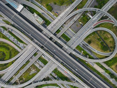 Taşıt taşımacılığı endüstrisi ile hava manzaralı şehir kavşağı yolu