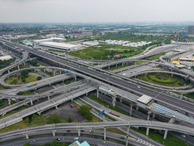 Taşıt taşımacılığı endüstrisi ile hava manzaralı şehir kavşağı yolu