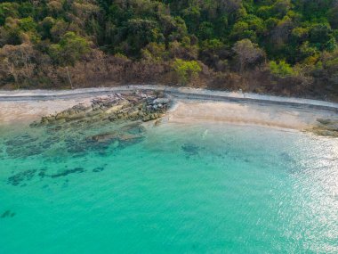 Hava manzaralı deniz dalgası sahili yaz tatili arka planında.