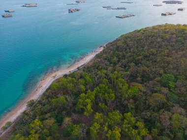 Hava manzaralı deniz dalgası sahili yaz tatili arka planında.