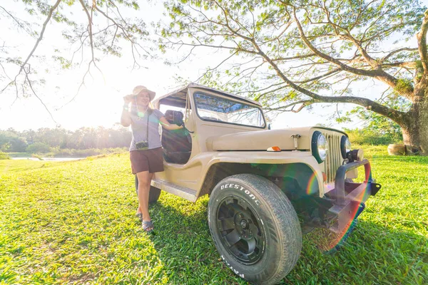 Женщина Путешествует Лесу Кемпингом Старом Автомобиле — стоковое фото