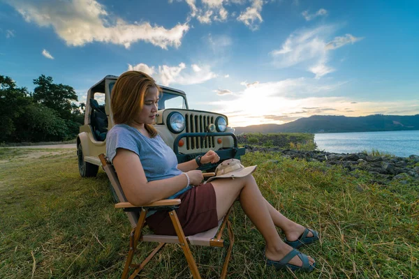 Aventura Mujer Viajar Bosque Con Camping Vacaciones Coches Antiguos Naturaleza — Foto de Stock