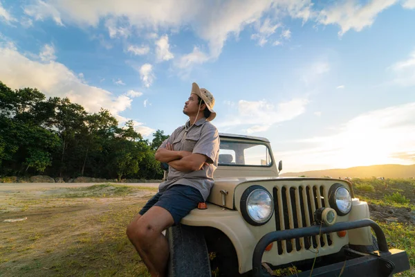 Abenteuer Touristen Mann Reisen Mit Oldtimer Wohnmobil Outdoor Urlaub Sonnenuntergang — Stockfoto