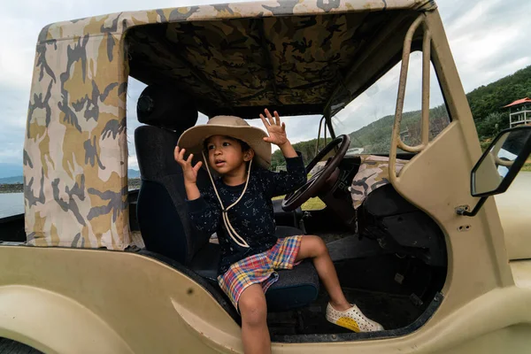 Счастливый Мальчик Наслаждающийся Кемпингом Открытом Воздухе Машиной Траве Берегу Реки — стоковое фото