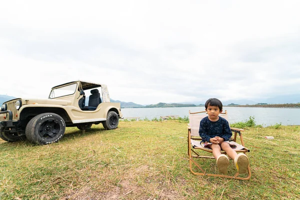 Счастливый Мальчик Наслаждающийся Кемпингом Открытом Воздухе Машиной Траве Берегу Реки — стоковое фото