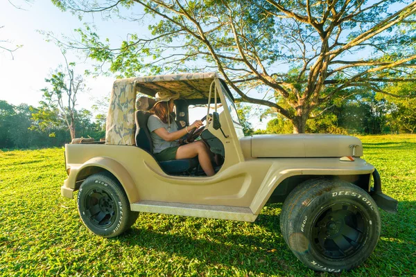 Женщина Путешествует Лесу Кемпингом Старом Автомобиле — стоковое фото