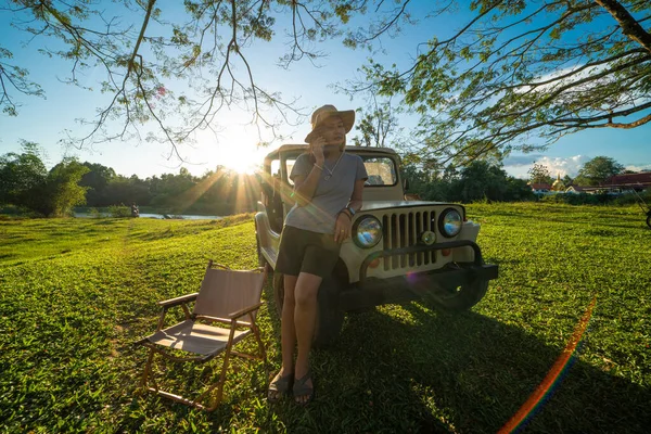 Asiatisk Äventyrskvinna Camping Träd Froest Med Liten Lastbil Bil Upptäcktsresande — Stockfoto