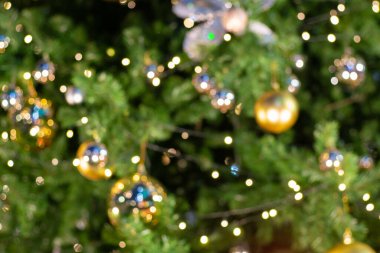 Soyut bulanık noel hediyesi balosu gece çam ağacında mutlu yıllar.