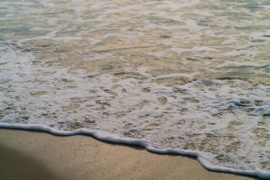 Yaz tatilinde kumlu sahil dalgası kıyısı.