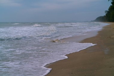 Yaz tatilinde kumlu sahil dalgası kıyısı.