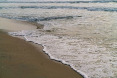 Yaz tatilinde kumlu sahil dalgası kıyısı.