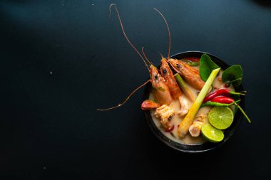 Tom yum kung baharatlı karides ve sütlü Asya yemeği.