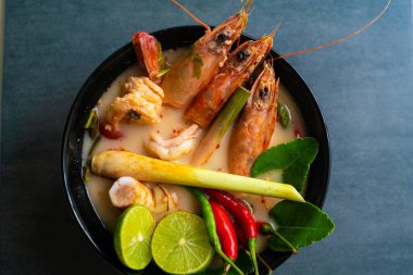 Tom yum kung baharatlı karides ve sütlü Asya yemeği.