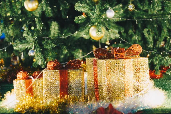 Coffret Cadeau Coloré Avec Boule Noël Décorer Sur Branche Pin — Photo