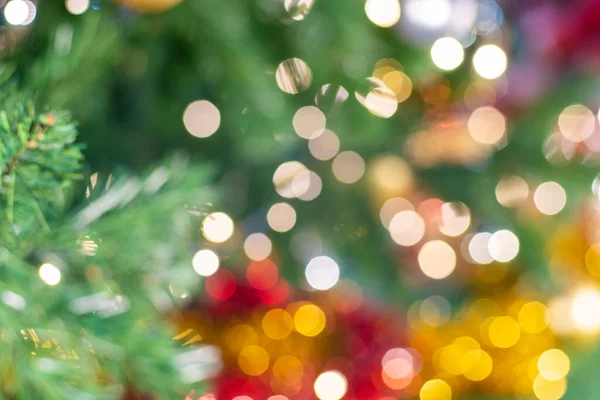 要約ぼやけたボールギフトピンツリークリスマスお祝い休暇の背景に飾る — ストック写真