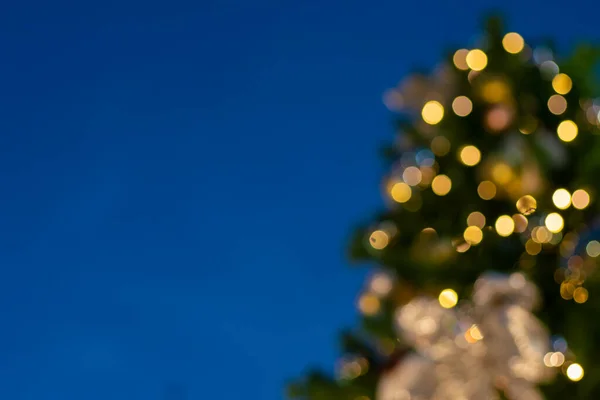 Abstraktní Rozmazané Míč Dárek Zdobit Pin Strom Vánoce Oslavit Dovolenou — Stock fotografie