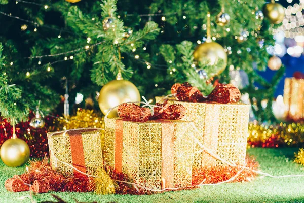 Coffret Cadeau Coloré Avec Boule Noël Décorer Sur Branche Pin — Photo