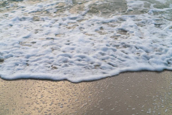 Yaz Tatilinde Kumlu Sahil Dalgası Kıyısı — Stok fotoğraf