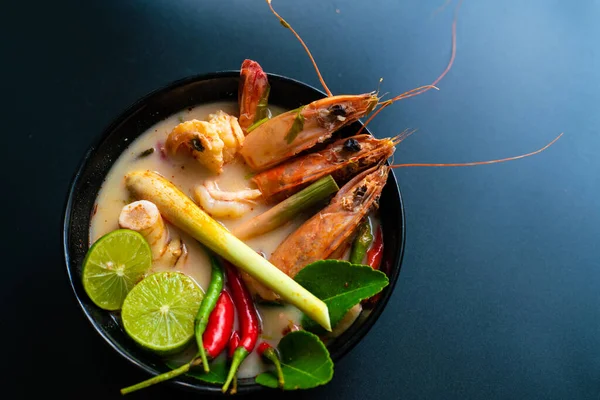 Tom yum kung baharatlı karides ve sütlü Asya yemeği.