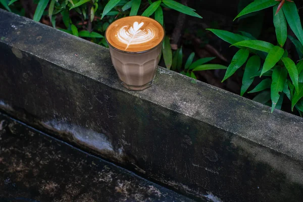 Gorące Latte Sztuka Kawa Cemencie Tło Aromat Kawa Napój — Zdjęcie stockowe