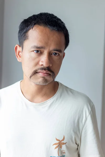 Inteligente Asiático Mostaza Hombre Desgaste Camisa Blanco Fondo Negocio Arte —  Fotos de Stock