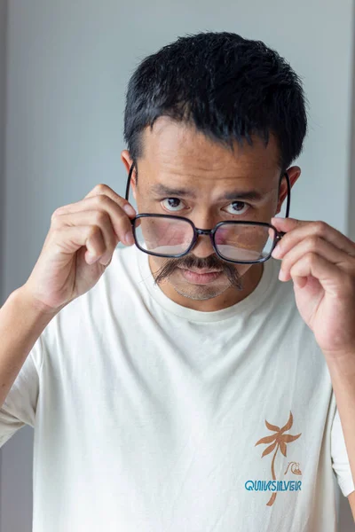 Inteligente Asiático Mostaza Hombre Desgaste Camisa Blanco Fondo Negocio Arte —  Fotos de Stock