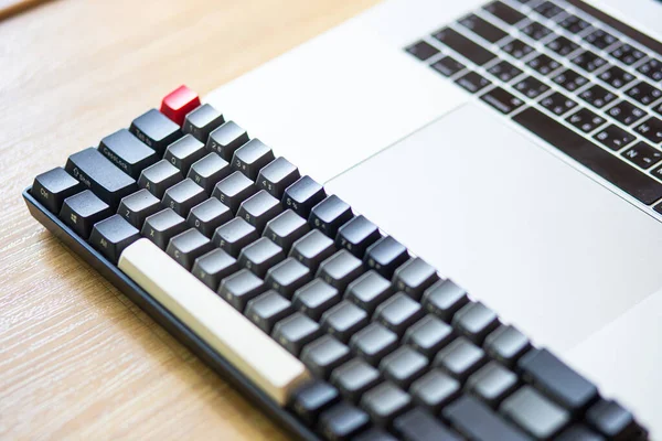 木製の背景にキーボードパッド付きノートパソコン定常作業ビジネスコミュニケーション — ストック写真