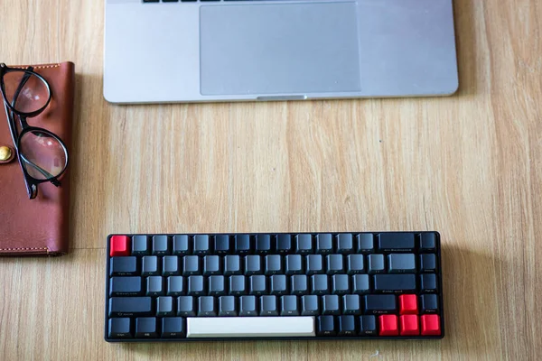 Laptop Mit Tastatur Auf Holzhintergrund Stationär Arbeitende Geschäftskommunikation — Stockfoto