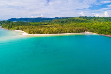 Deniz beyazı kumsal turkuvaz suyu. Palmiye yazı tatil konsepti hava manzaralı.