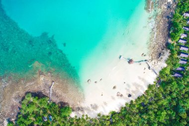 Deniz beyazı kumsal turkuvaz suyu. Palmiye yazı tatil konsepti hava manzaralı.