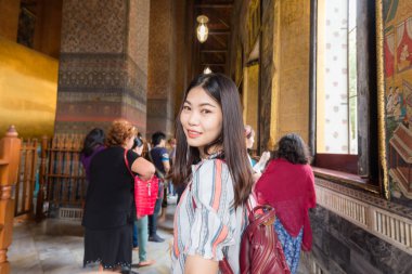 Güzel sırt çantalı gezgin kadın Budist tapınağı gezip Bangkok Tayland 'ı geziyor.